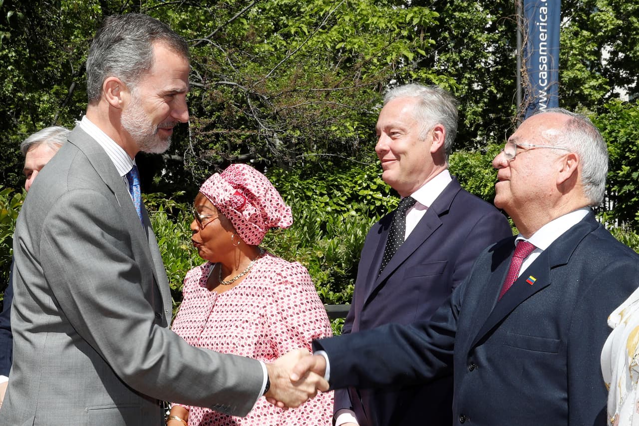 El rey Felipe saluda al embajador de Venezuela en España, Mario Isea (d), a su llegada a la Casa de América donde este martes tiene lugar la ceremonia de entrega de los XXXVI Premios Rey de España.