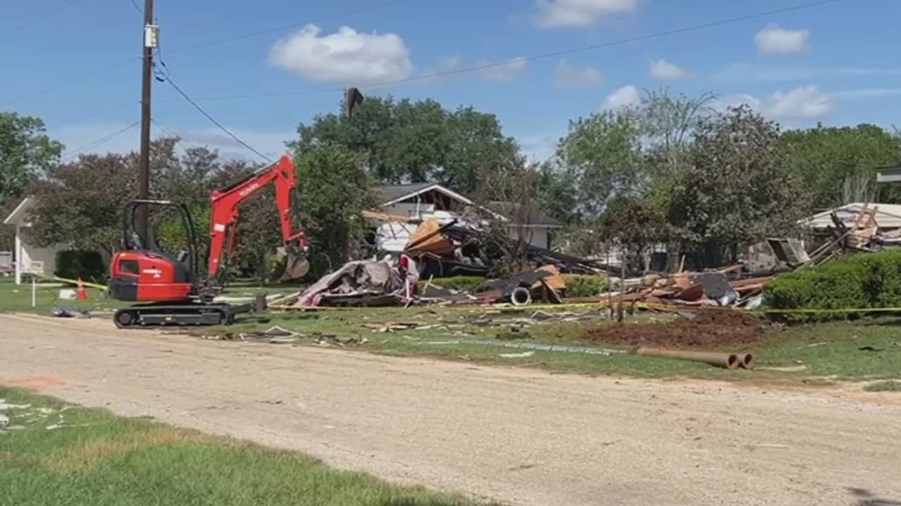 Piden ayuda tras explosión que destruyó la casa de una mujer por fuga de gas en Texas