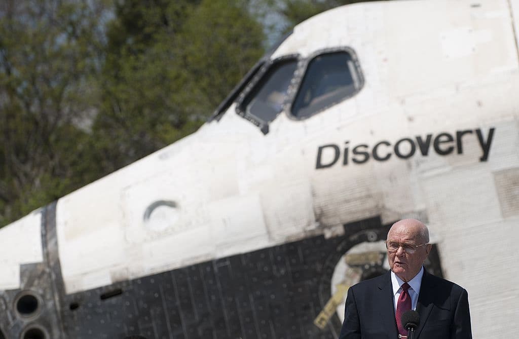 Con la nave Discovery en la que viajó por última vez al espacio de fondo, Glenn ofrece un discurso en el Smithsonian National Air and Space Museum el 19 de abril de 2012. (Foto de Saul Loeb/AFP/Getty Images)