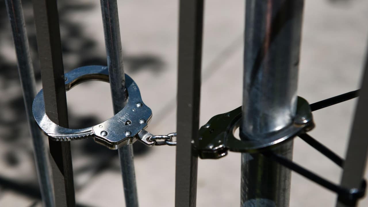 Arrestan y acusan a decenas de presuntos pandilleros en Nueva York