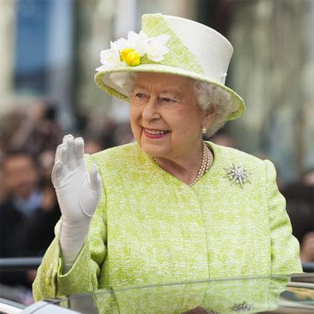 Entre 2016 y 2017 la Subvención Soberana, calculada como un porcentaje de las ganancias de Crown Estate, fue de aproximadamente 57,931,768 dolares. La reina Isabel II recibió alrededor de 20.1 millones por concepto de alquiler de propiedades.