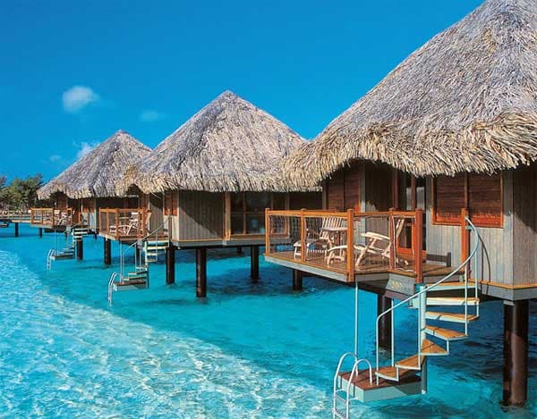 El resort está localizado en la Isla Kurumathi y para mantenerse fiel a la identidad del lugar, se han usado, en su mayoría, materiales naturales. Cuenta con 290 villas.