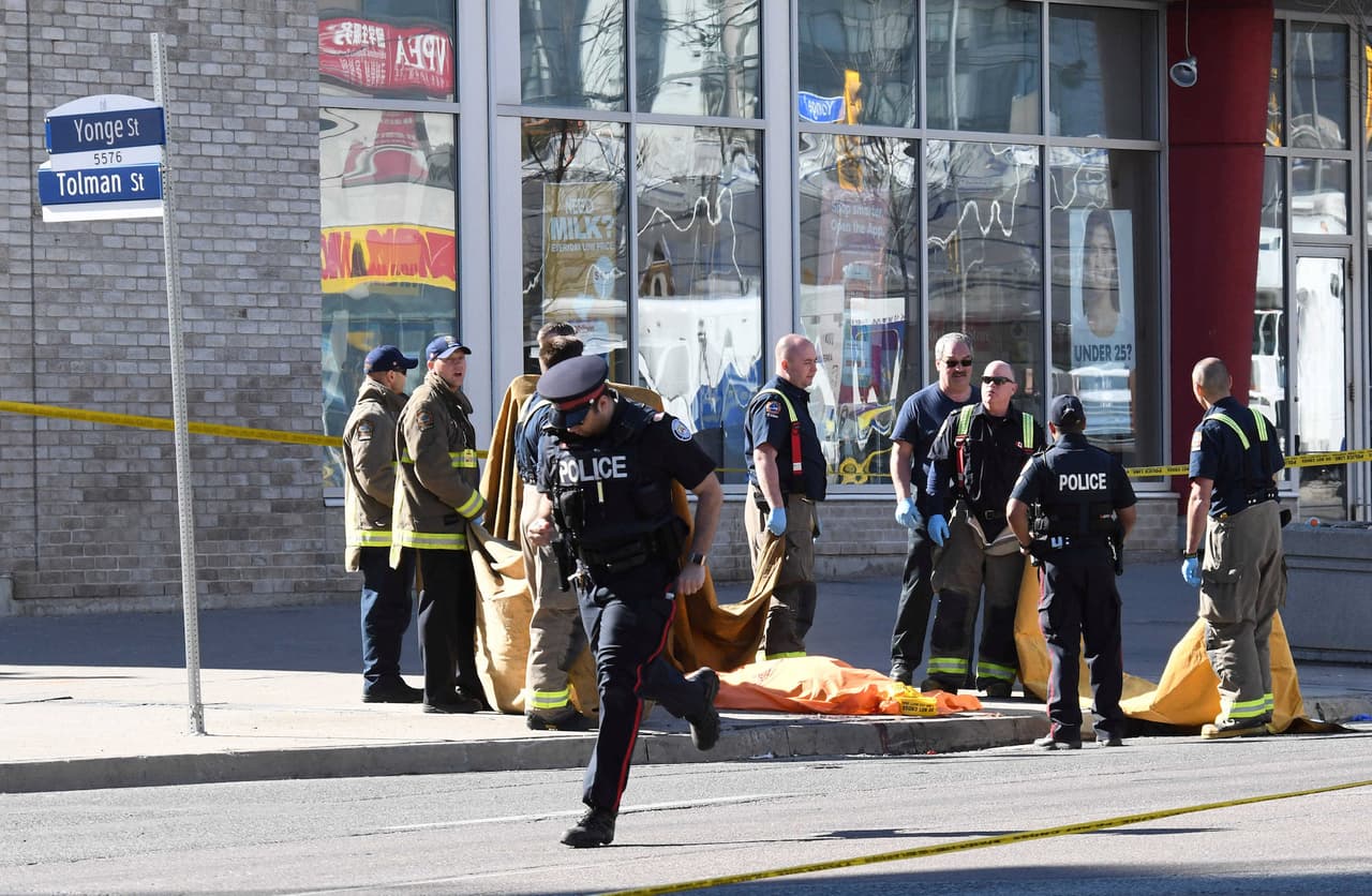 Al menos 10 muertos y 15 heridos tras la embestida de una van en el centro de Toronto 