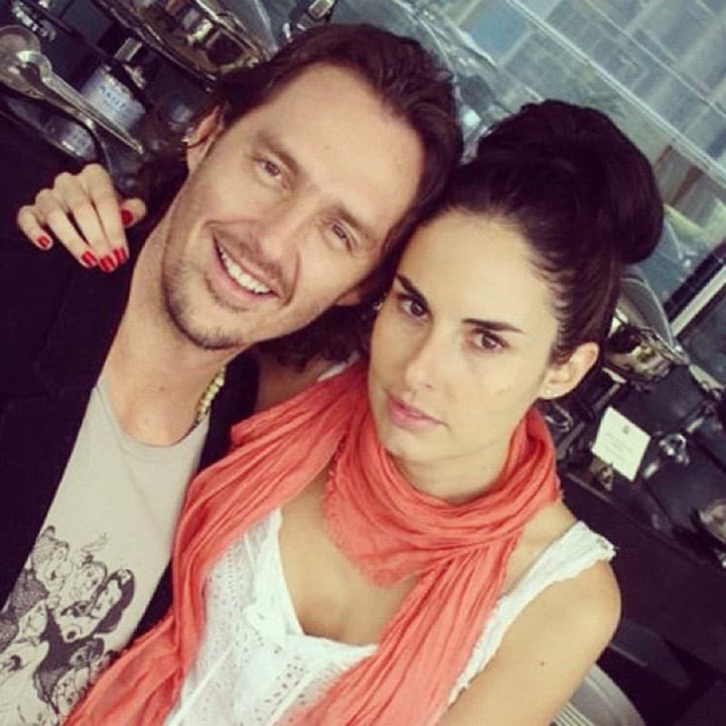 Antes de que el productor sudamericano llegara a su vida, Ana Serradilla estuvo casada con Héctor Samperio. La pareja se casó en diciembre de 2012 en el estado de Quintana Roo y el 4 de enero de 2015 dieron a conocer que ya llevaban unos meses separados.