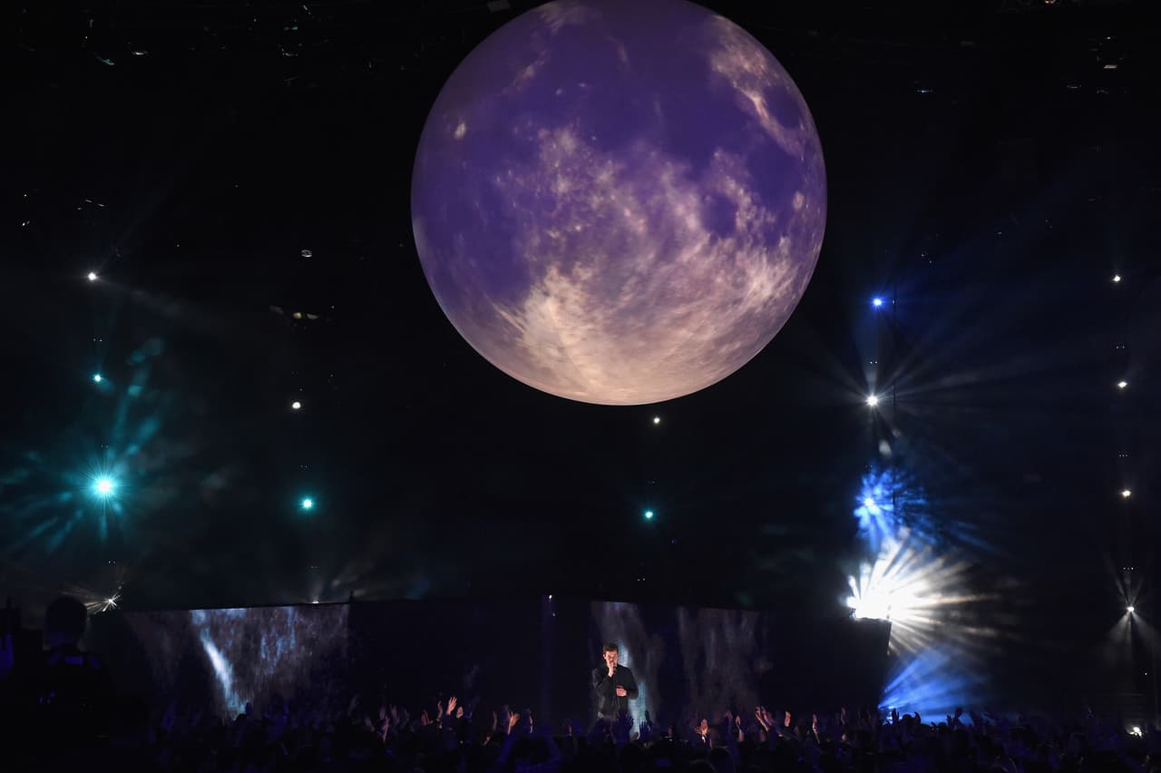 Bajo la luna llena, Shawn Mendes interpretó su éxito 'Mercy' como parte de la gala de entrega de premios iHeartRadio 2017.