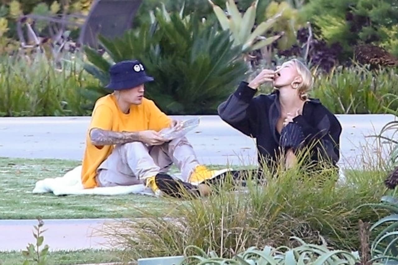 "Casarse con Justin es el 
<b><a href="https://www.univision.com/famosos/justin-bieber-y-hailey-baldwin-tienen-una-razon-de-peso-para-insistir-en-su-boda-religiosa-fotos" target="_blank">sueño hecho realidad</a></b> de Hailey. Ella siempre había estado 
<b><a href="https://www.univision.com/local/san-francisco-kdtv/entretenimiento/justin-bieber-llevo-a-pasear-a-hailey-baldwin-a-bordo-de-su-nuevo-lambo-fotos" target="_blank">enamorada de él </a></b>y estaba tan feliz y emocionada cuando se hicieron un poco mayores y salieron", agregó la fuente.