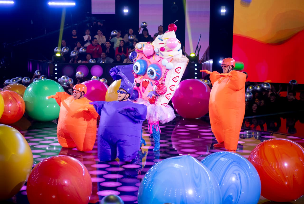 Las pistas de Pastelito hicieron referencia a varias obras de teatro, por lo que la investigadora Yuri dijo que podría ser Ivonne Montero. Martha Higareda apostó por Ninel Conde, Juanpa Zurita por Alma Cero y Carlos Rivera por Ana de la Reguera.