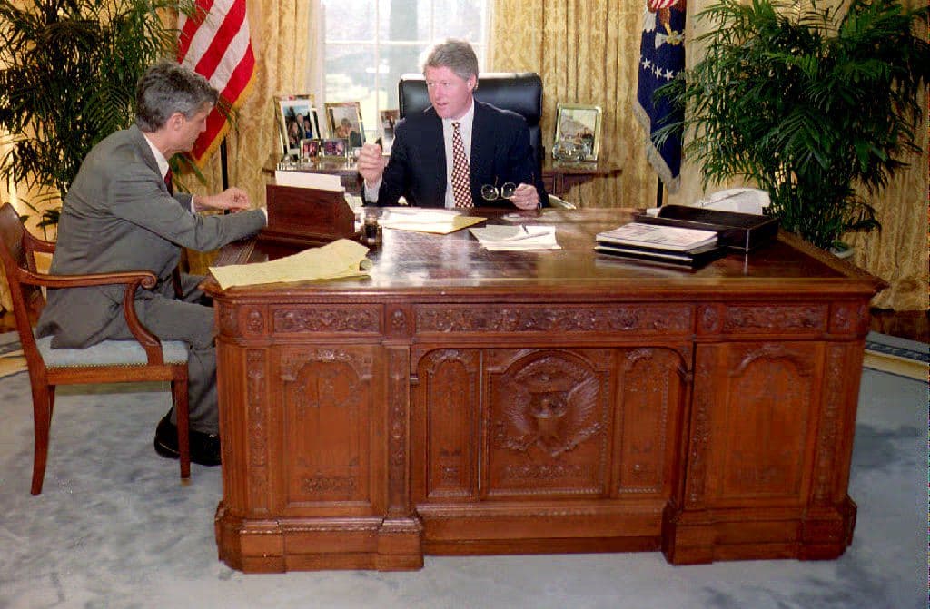 El presidente Bill Clinton utilizó el mismo escritorio que sus predecesores John F. Kennedy y Ronald Reagan en la Oficina Oval, fotografía de 1993.