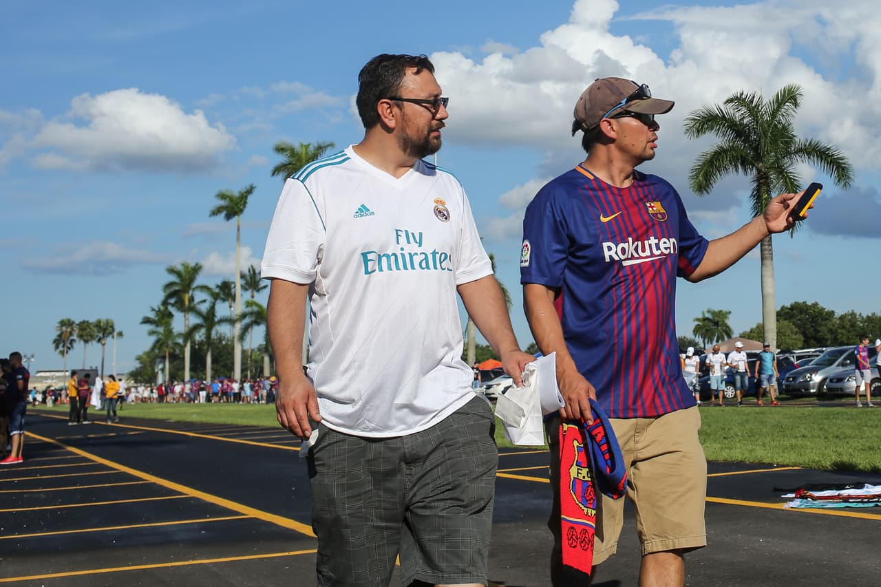 O familiares, claro. La pasión por el fútbol no distingue los colores en esta tarde.