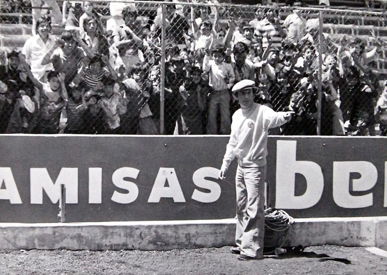 Además, el ídolo de los mexicanos visitó en dos ocasiones a Chile y presentó sus shows en un estadio que sirvió como escenario para que estudiantes chilenos fueran torturados por el régimen.