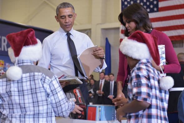 En este día el papel de la pareja fue de 'ayudantes' de Santa Claus.