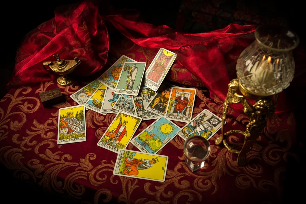 Como puedes notar, es una carta importante del tarot, sobre todo considerando el trato especial que se la da como parte de los Arcanos Mayores, siendo el número 0. Pero en sí no es una mala señal, sobre todo si consideras que siempre hay que sacar lo mejor de la vida para ir creciendo a todos niveles. ¡No le tengas miedo al cambio!