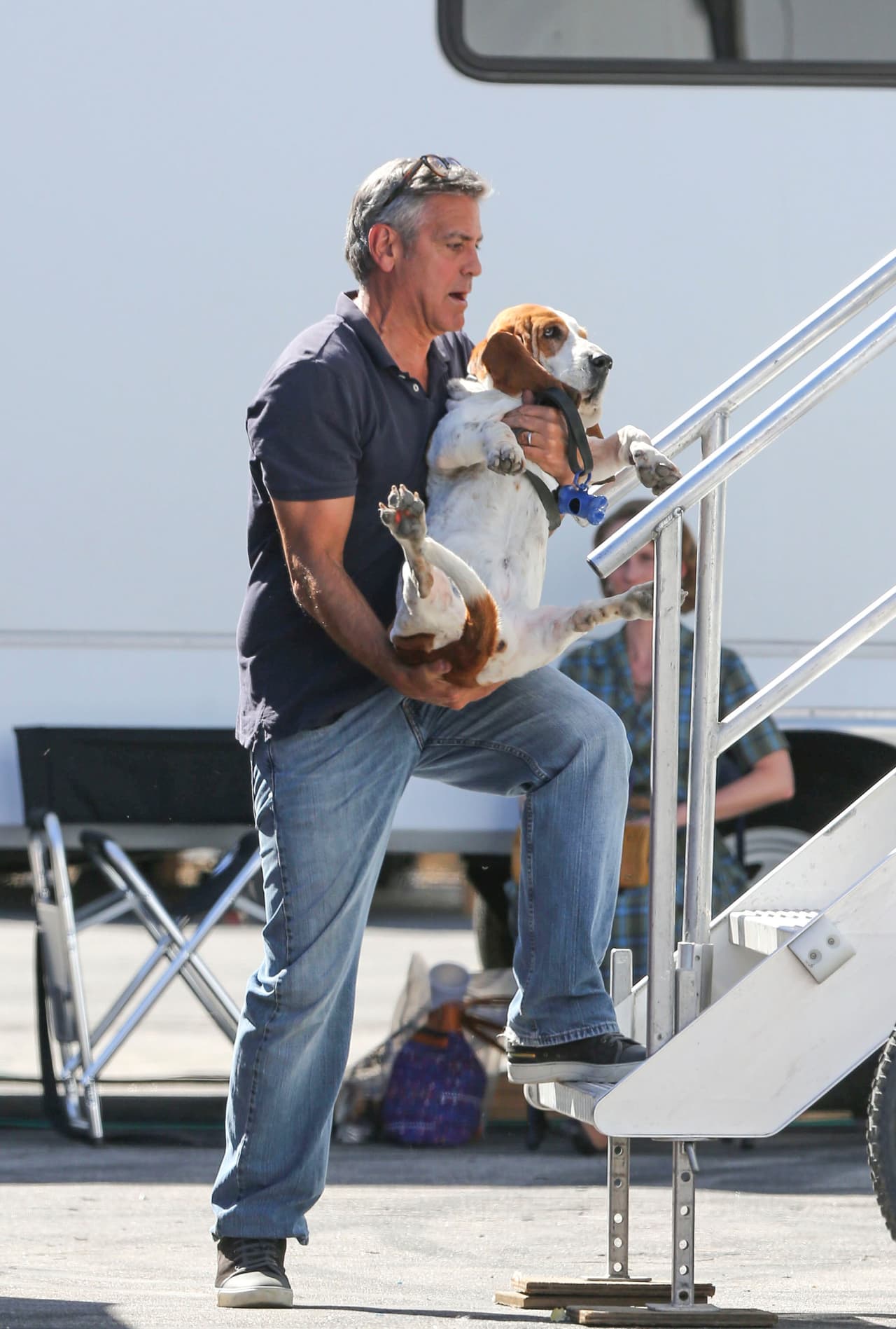 Con su perrito, George se fue con su amada fuera del ojo público. ¡Tórtolos!