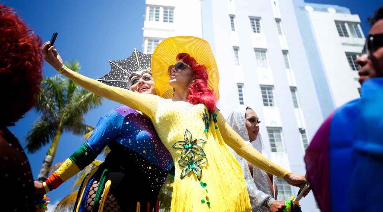 Por qué el gobernador de Florida le ha declarado la guerra a los espectáculos de ‘drag queens’