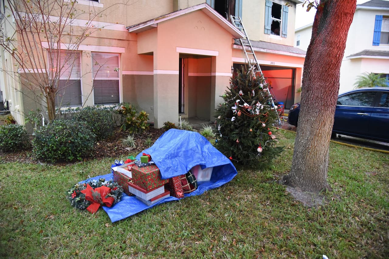 La Cruz Roja fue llamada para ayudar a esta familia que aunque no podrá pasar en su hogar la Nochebuena, al menos tuvieron de los bomberos, el ‘regalo’ de salvarles los regalos, pero sobre todo, su salud y sus vidas.