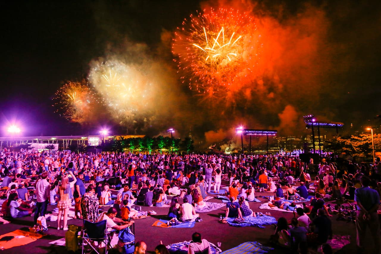 <b>Al menos 7.5 millones de personas vieron por televisión el espectáculo de luces de Macy's</b> en 2018. Normalmente el 40% de los estadounidenses visita algún show de fuegos artificiales el día de la independencia, pero por la pandemia probablemente la transmisión del show de Macy's de este año será la más vista de la historia.