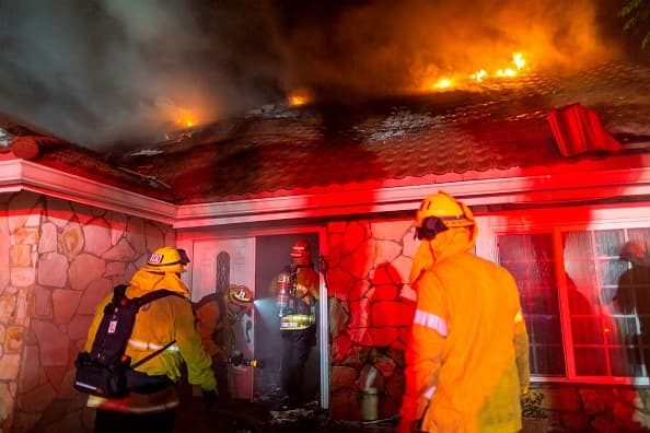 "No se queden a defender sus hogares",
<a href="//uni.vi/tkcz101VFMf" target="_blank">alertan los bomberos</a> a quienes creen que pueden combatir los incendios.