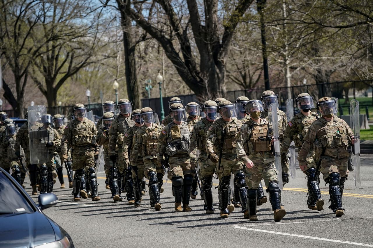 Funcionarios de la Guardia Nacional en el lugar. “USCP (Policía del Capitolio) está respondiendo a un incidente en el punto de acceso de vehículos de la barricada norte a lo largo de avenida Independencia. Informes indican que alguien embistió con un vehículo a dos oficiales de USCP”, 
<a href="https://twitter.com/CapitolPolice/status/1378036076175110145"><u>se lee en un tuit inicial enviado por la Policía del Capitolio</u></a>.