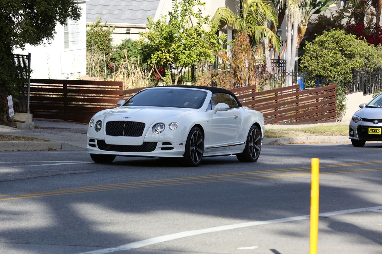 Solo Khloé Kardashian puede darse el lujo de
<b> realizar visitas al hospital a bordo de este Bentley. </b>