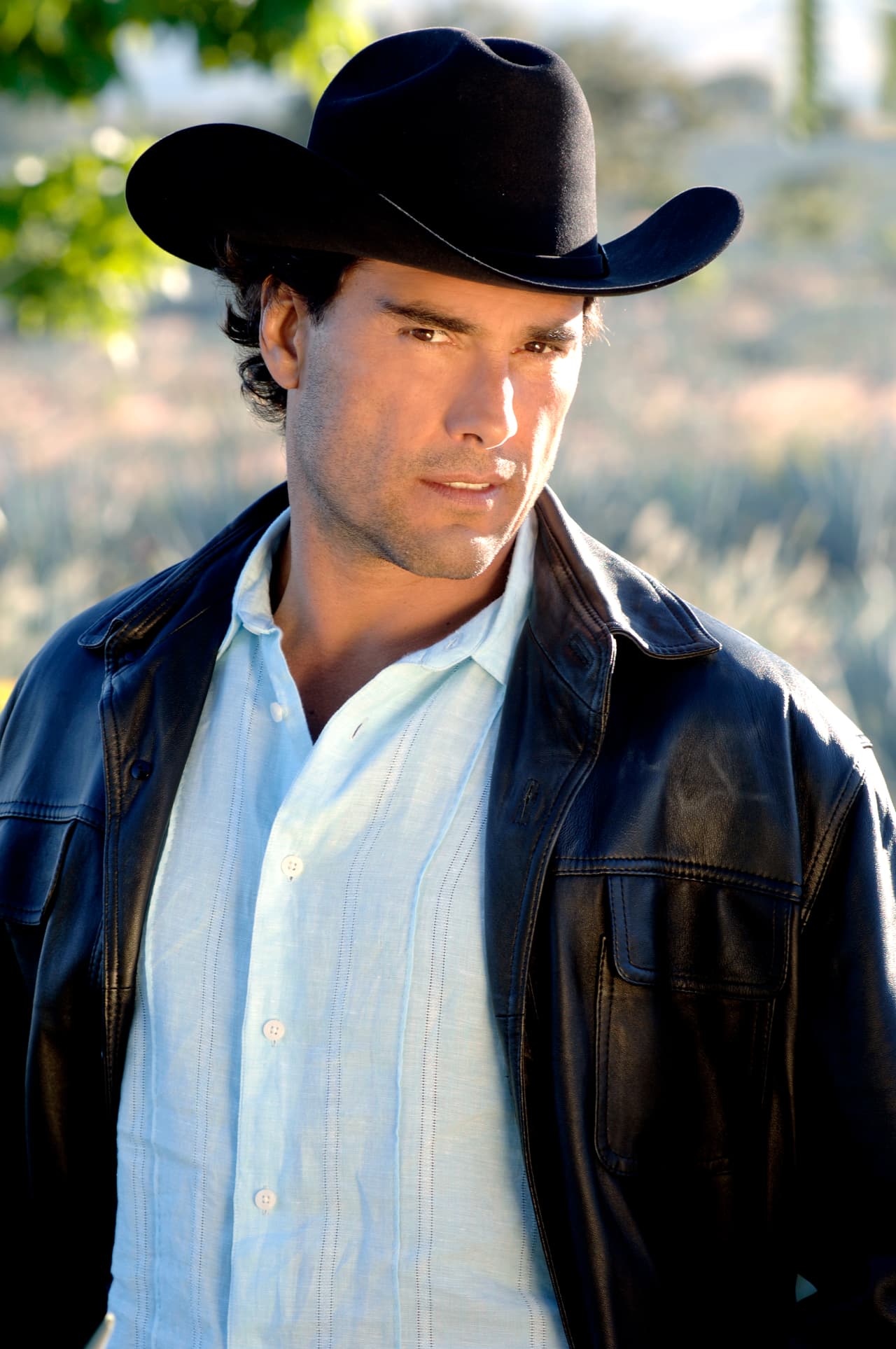 A Eduardo Yáñez le sucedió algo similar. El actor tiene una larga trayectoria en las telenovelas y en todas ellas lo habíamos visto con pelo corto.