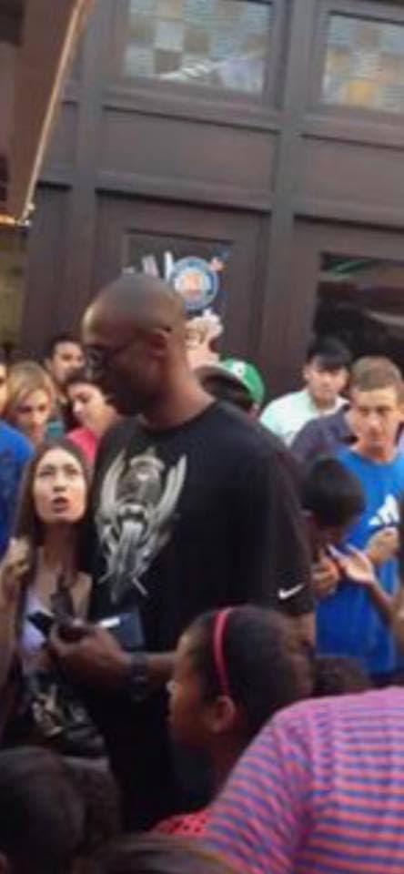 "Lo miré en Irvine Spectrum".