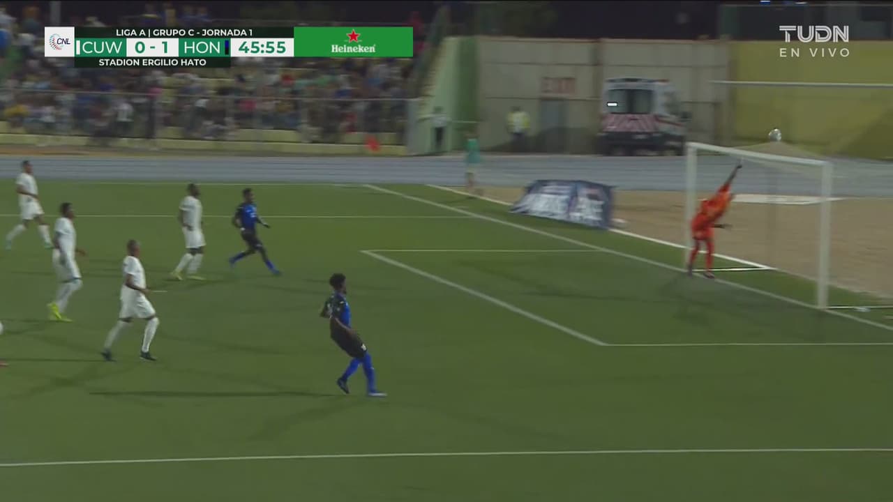 ¡Qué desviada! Eloy Room mete la mano y evita el segundo gol de Honduras