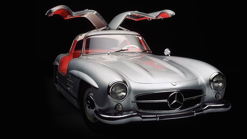 La parilla horizontal con una gran estrella de tres puntas en el centro es otra de las tradiciones de Mercedes-Benz originadas en la línea SL.