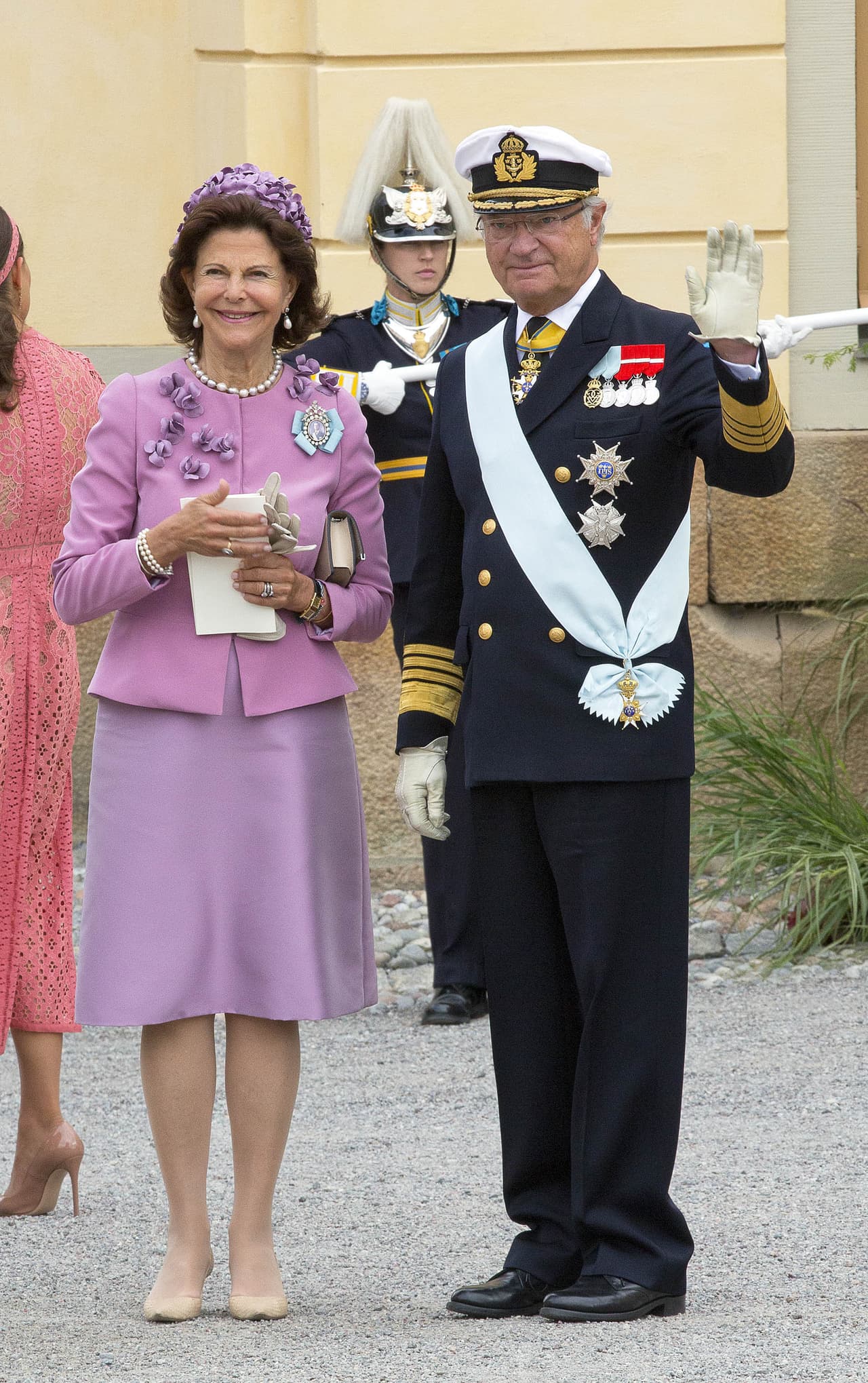 Los reyes sonrientes en el bautizo de su nieto.