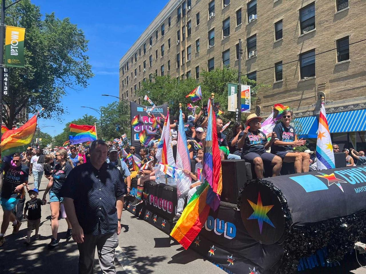 Orgullo gay Chicago desfile 2022. Los carros alegóricos brillaron por su ingenio mientras recorrían las calles.