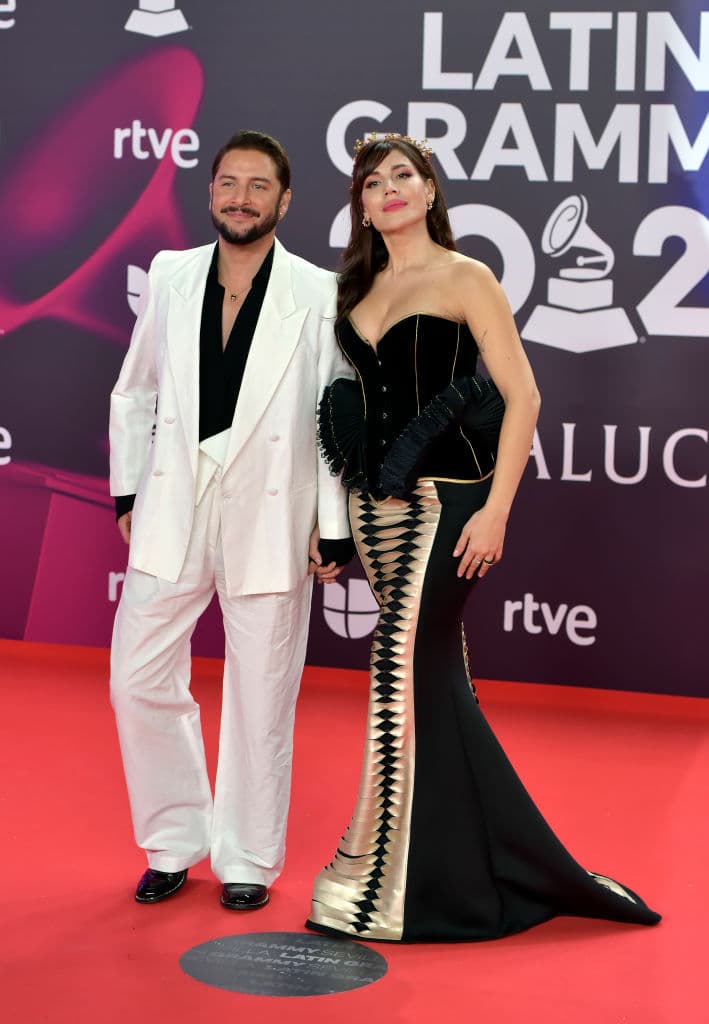 El cantante español, Manuel Carrasco, y su esposa la periodista, Almudena Navalón, eligieron el blanco y negro para asistir a la premiación.