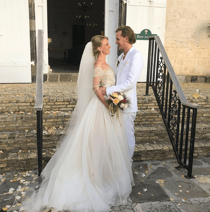 La jornada de celebración se extendió
<b> dos días</b>. El sábado familiares y amigos cercanos disfrutaron de un cena formal y el domingo los novios pronunciaron el 'sí acepto' en una íntima iglesia en Gustavia, la capital de San Bartolomé, según las fotografías que 
<b><a href="https://www.univision.com/entretenimiento/paris-y-nicky-hilton-cuando-eran-ninas-video">Nicky y Paris</a></b> colgaron en sus cuentas de Instagram.