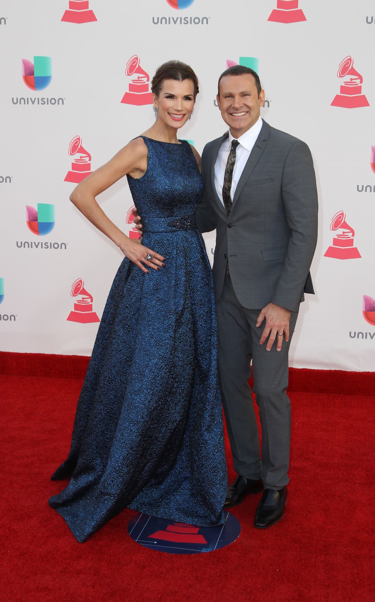 Alan y Cristy llegaron a la alfombra roja en 2016 luciendo muy elegantes. La actriz optó por un vestido de tonalidad azul profunda y él por un traje sencillo en color gris.