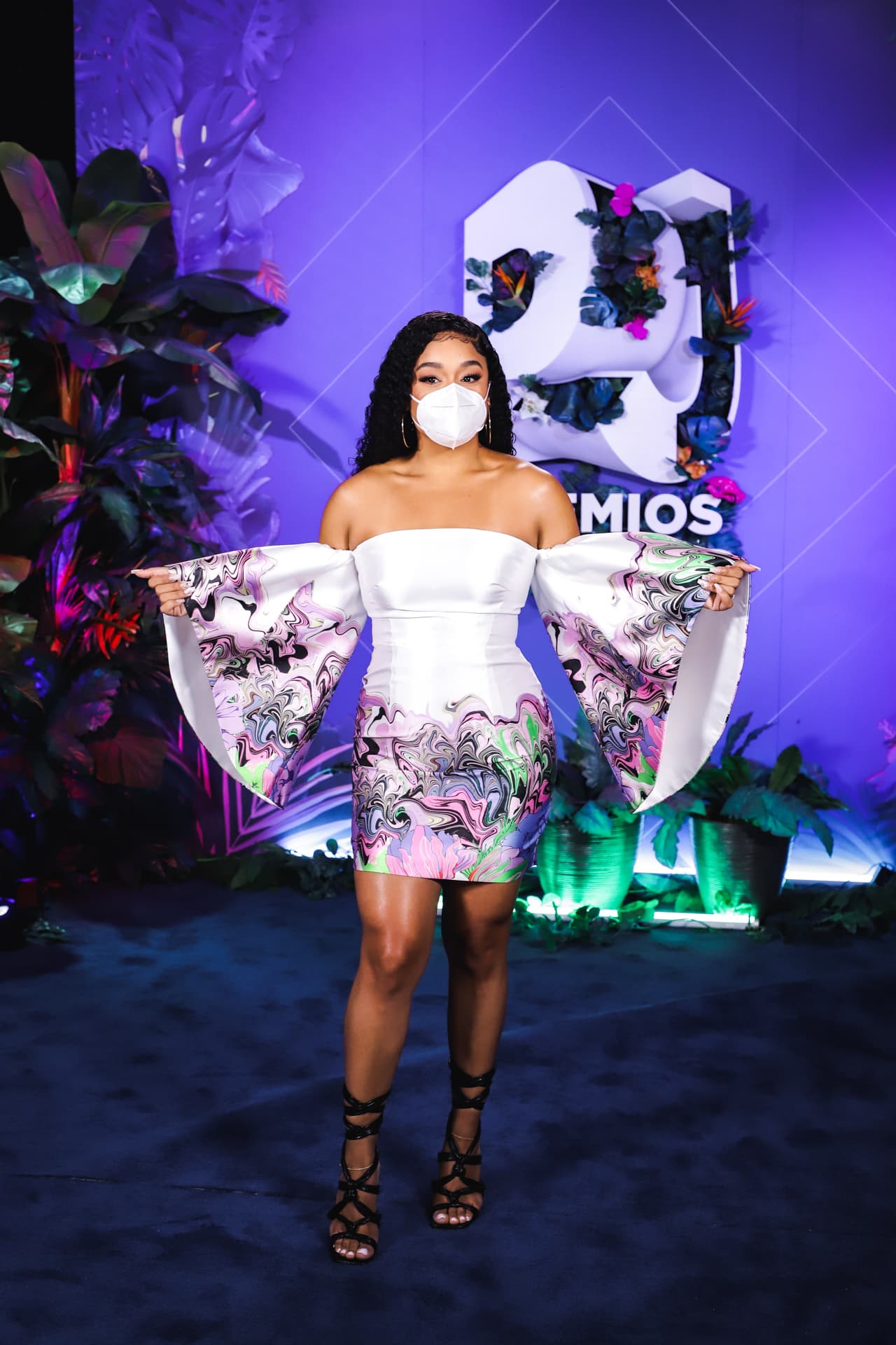 Julissa Calderón, una de las conductoras de la premiación, llegó utilizando un vestido blanco que rinde homenaje al verano, por los coloridos detalles en los bordes de las mangas de campana y de la falda de su vestido.