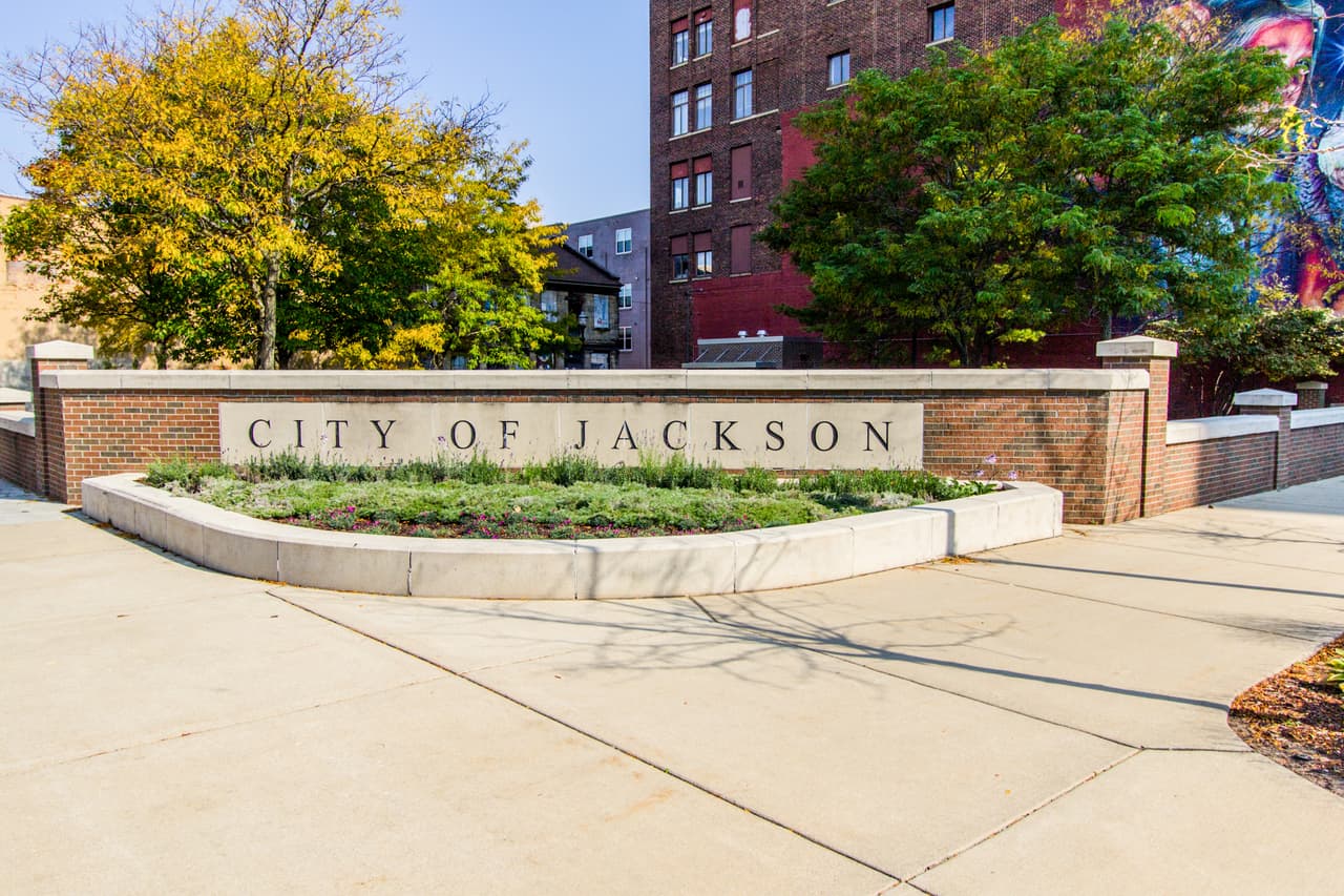 <h3 class="cms-H3-H3">16. Jackson, Michigan</h3>
<br>
<br>🏡 
<b>Precio promedio de la vivienda: </b>$71,400
<br>
<br>🏡 
<b>Porcentaje de casas con un valor menor a $10,000: </b>1.2%
<br>
<br>🏡
<b> Porcentaje de casas con hipoteca: </b>63.8%
<br>
<br>🏡 
<b>Porcentaje de casas donde el residente es dueño:</b> 55.2%
<br>
<br>🏡 
<b>Ingreso promedio por hogar: </b>$37,192
<br>