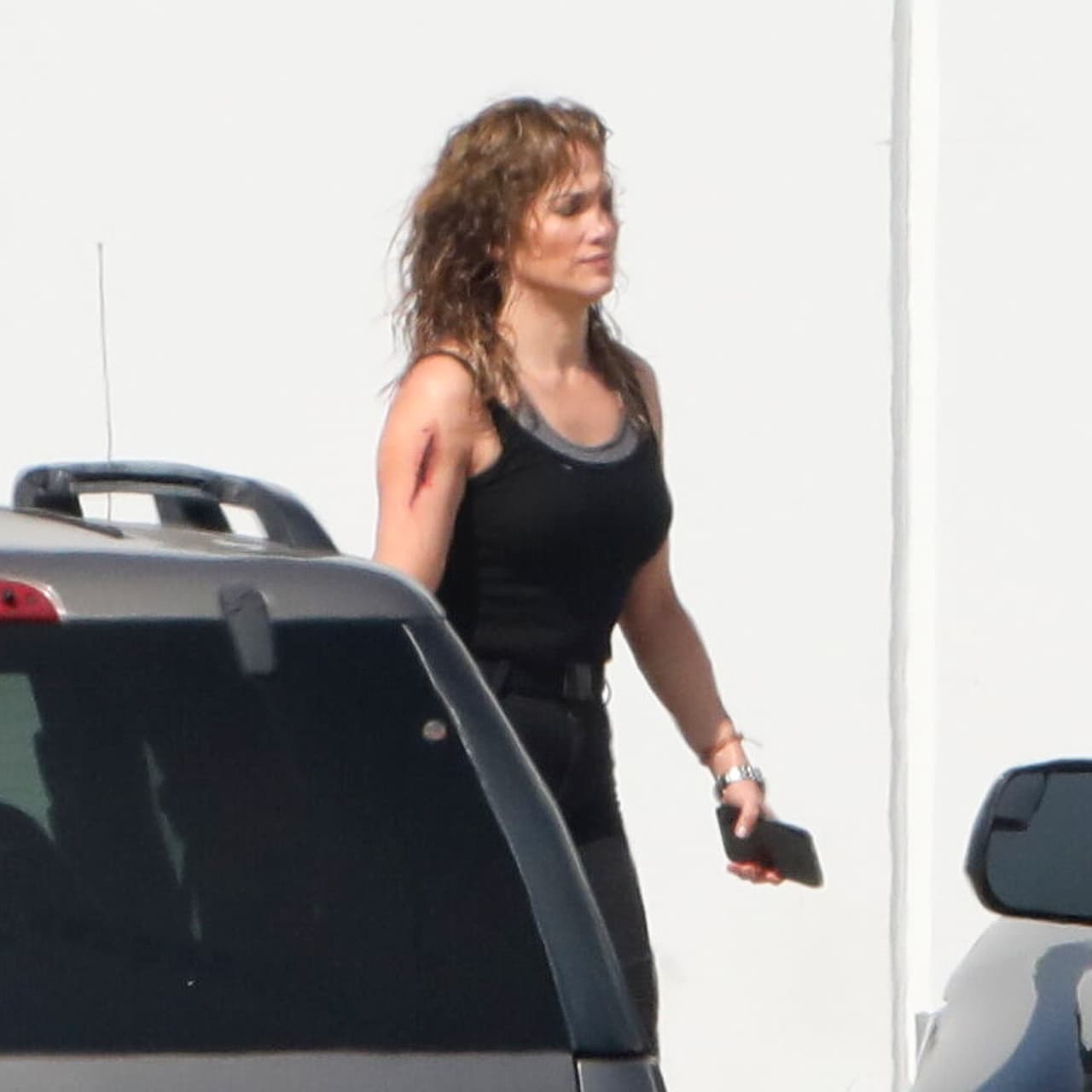 Sin embargo, llamó la atención que apareció con una 
<b>horrible herida </b>en uno de los brazos. 
<br>