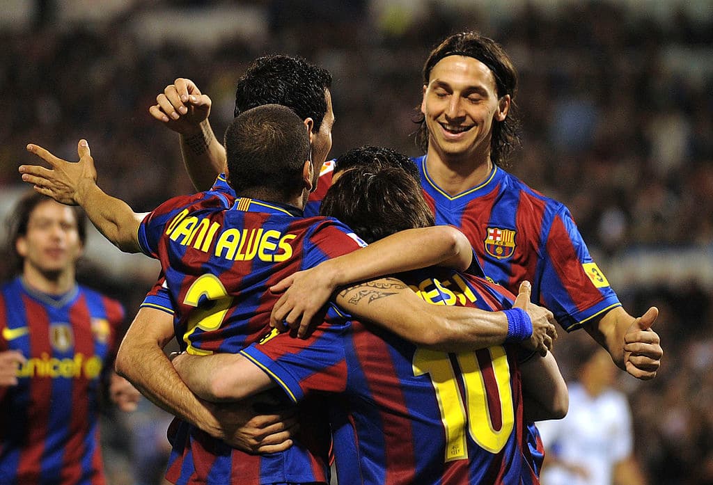 Lionel Messi arrancó una jugada por el extremo derecho, perdió el balón e Ibra recuperó y abrió para Pedro, que centró para que el argentino marcara el primer gol de cabeza.