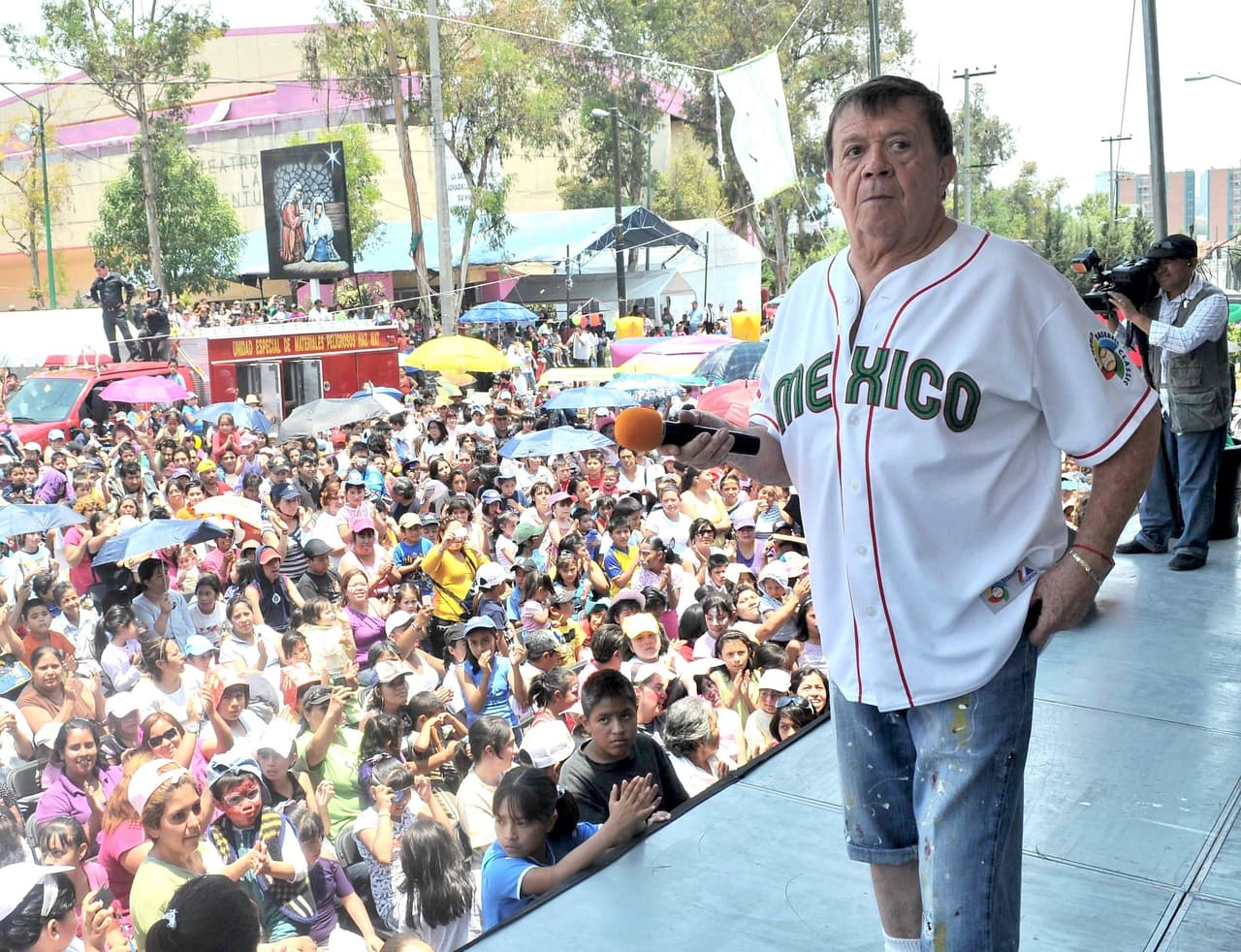 En este comercial de 1993, Chabelo pasea en un diminuto auto amarillo, mientras rapea las bondades de la popular golosina.