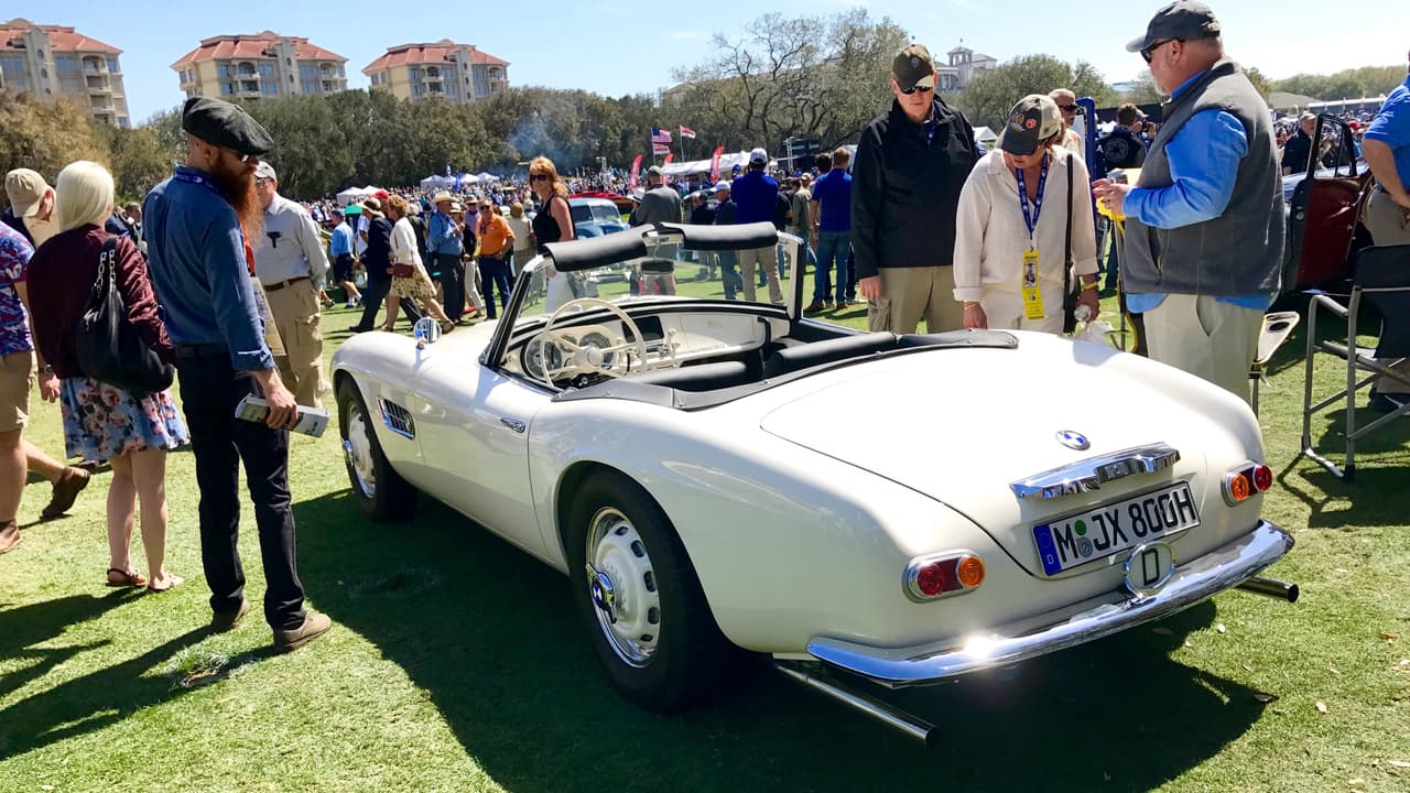 El BMW 507 de Elvis Presley fue uno de los vehículos más magnéticos de la muestra. Fue simplemente imposible fotografiarlo sin una muchedumbre a su alrededor.