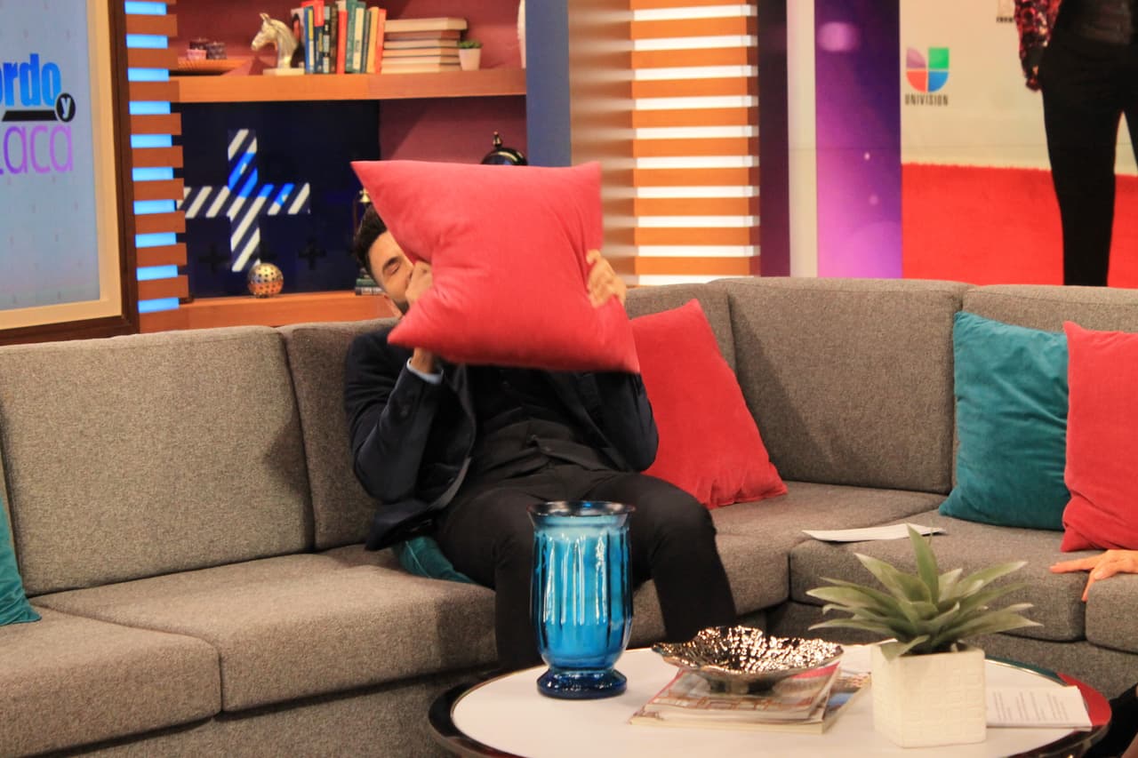 Aquí Jomari no podía de la vergüenza al ser él uno de los incluidos en la lista de los peor vestidos en la historia de Premio Lo Nuestro.