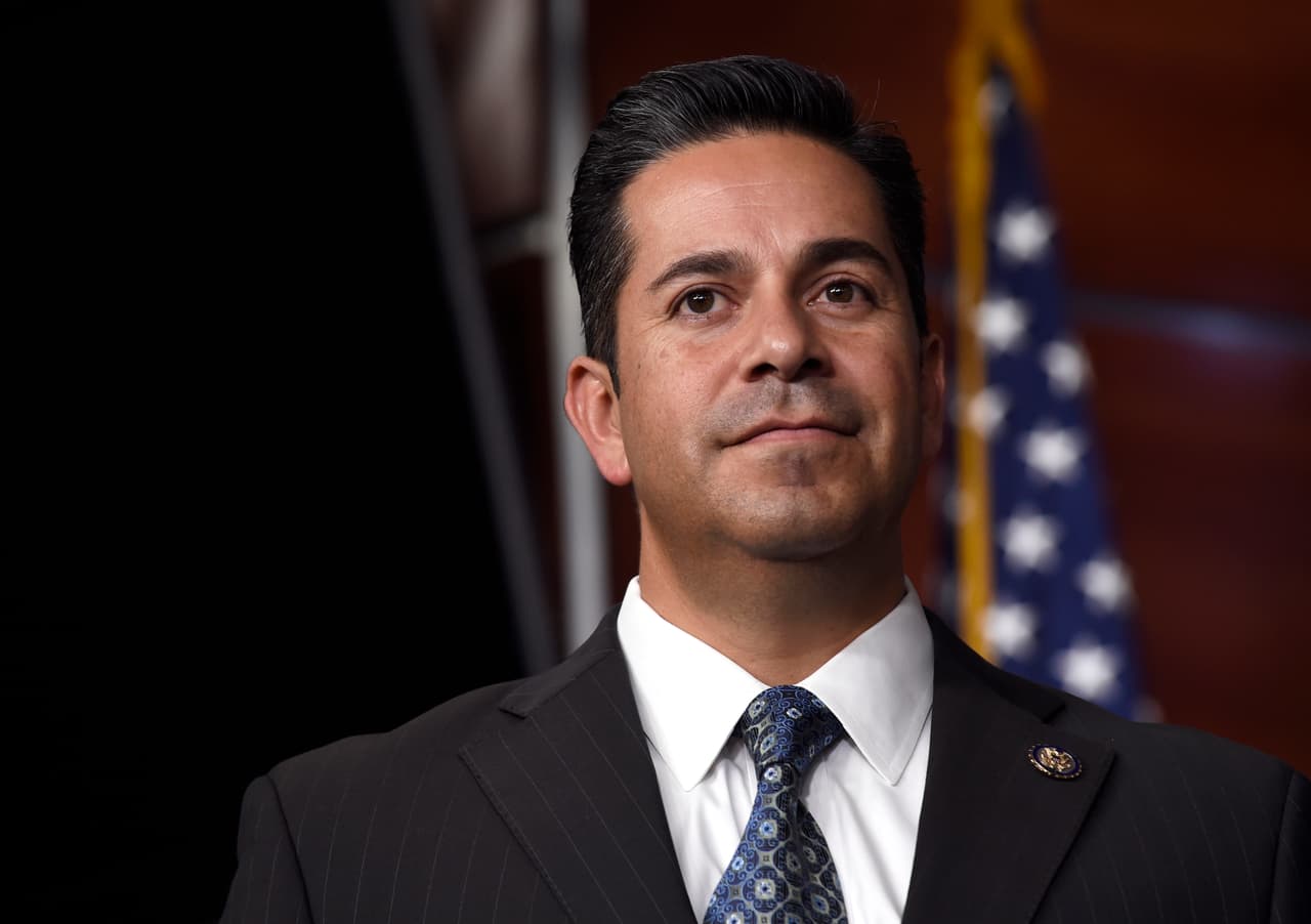 El hispano de más alto rango en el Congreso apoya una investigación de 'impeachment' a Trump por su "inacción" ante Rusia