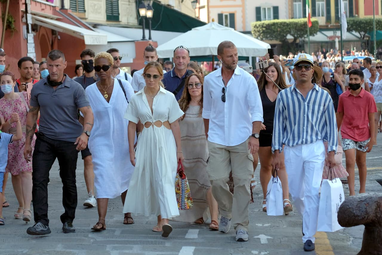 Se trata de la 
<b><a href="https://www.univision.com/famosos/jlo-ben-collar" target="_blank">misma joya con la que fue vista</a></b> el pasado lunes 26 de julio, paseando por Mónaco. 
<br>