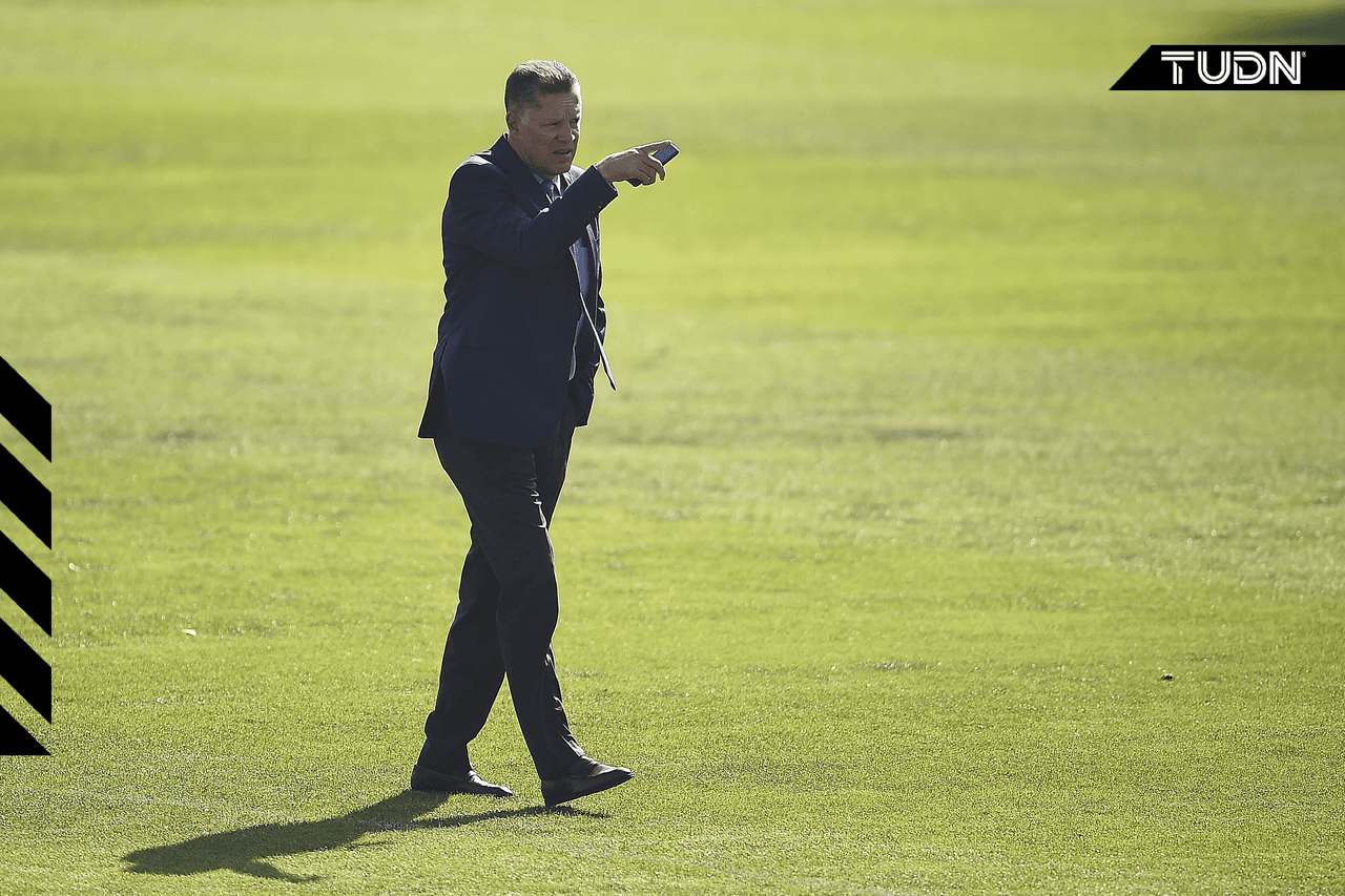 Ricardo Peláez convive y responde a aficionados del Guadalajara