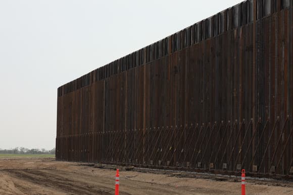 El muro de Abbott es parecido al que divide la frontera de México y Estados Unidos en 
<b><a href="https://www.univision.com/local/arizona-ktvw/yuma-declara-estado-de-emergencia-mientras-cientos-de-indocumentados-esperan-horas-para-ser-procesados-video">California y Arizona.</a></b>
<a href="https://www.univision.com/local/arizona-ktvw/yuma-declara-estado-de-emergencia-mientras-cientos-de-indocumentados-esperan-horas-para-ser-procesados-video"> </a>