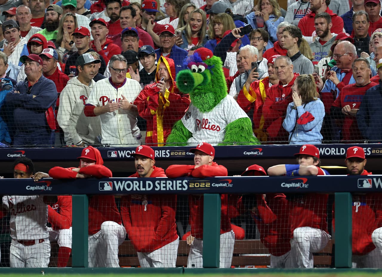 Phillie Phanatic observa durante la séptima entrada del juego entre los Astros de Houston y los Phillies.