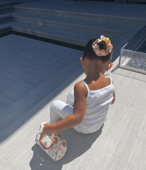 En julio del 2020, la estrella del reality show ‘Keeping Up With The Kardashians’ dejó ver otra adición de Stormi a su colección de bolsas: una de Louis Vuitton con estampados coloridos.