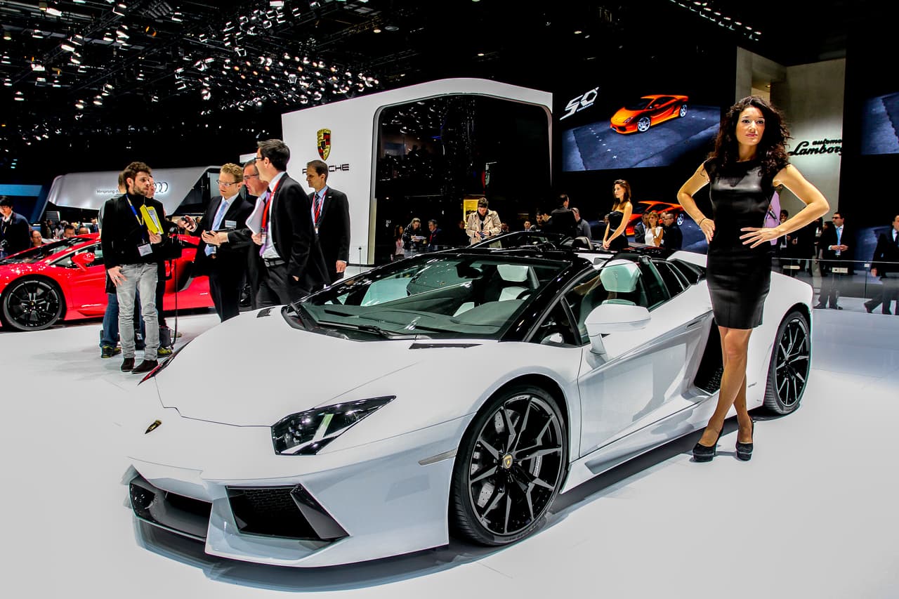<b>Puesto 12</b>
<br>
<br>
<b>Un auto Lamborghini Aventador Convertible: 659,800 dólares</b>
<br>
<br>Muchos no creían que este auto se vendería particularmente bien en ebay. Sin embargo, de nuevo el precio inicial de la subasta se disparó y su transacción rompió el récord de los autos vendidos en la plataforma, no será el último en hacerlo.
<br>