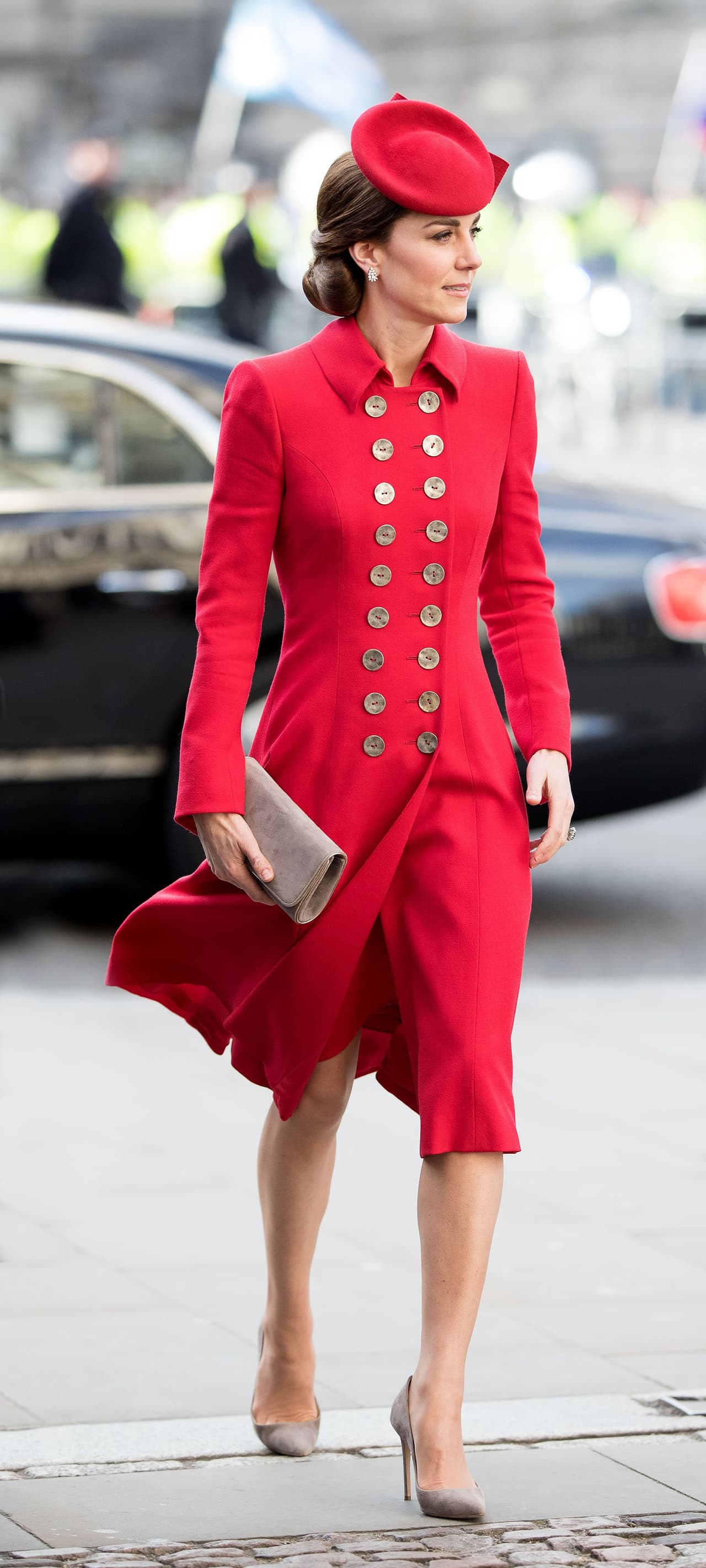 Kate Middleton presumió un abrigo-vestido con doble botonadura y de inspiración militar.