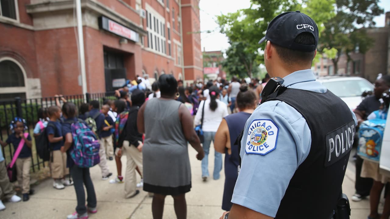 <b>¿Qué otros protocolos deben seguir los miembros del distrito?</b>
<br>CPS también dijo que mantendrán el distanciamiento social de al menos 3 pies y las 
<b><a href="https://www.univision.com/local/chicago-wgbo/las-cocinas-compartidas-una-opcion-cada-vez-mas-rentable-para-pequenos-restauranteros-video">comidas</a></b> serán consumidas en distintas áreas; algunos estarán en salones y otros en la cafetería para prevenir contagios a la hora de comer.