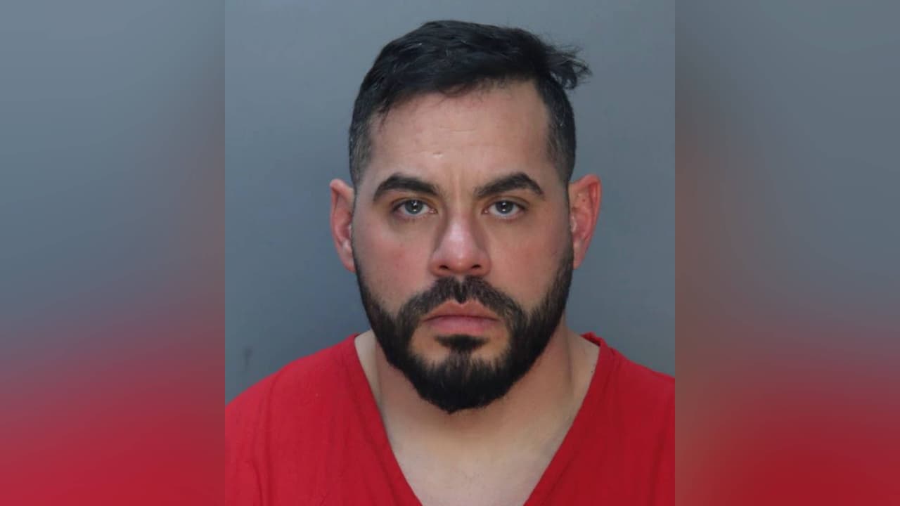 Arrestan a capitán de la policía de North Miami Beach acusado de video voyerismo