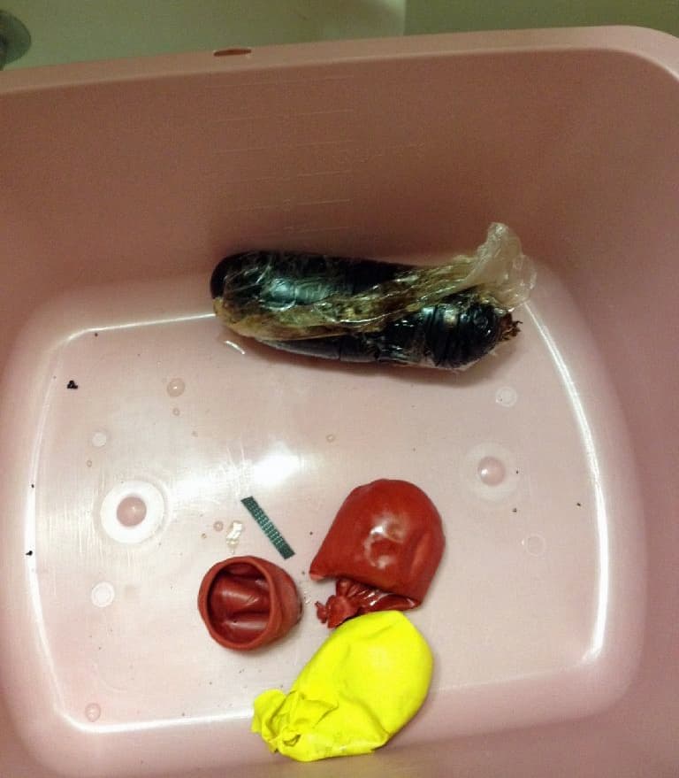 Las mujeres usaron globos, de los que se usan para fiestas para esconder la droga dentro de su cuerpo.